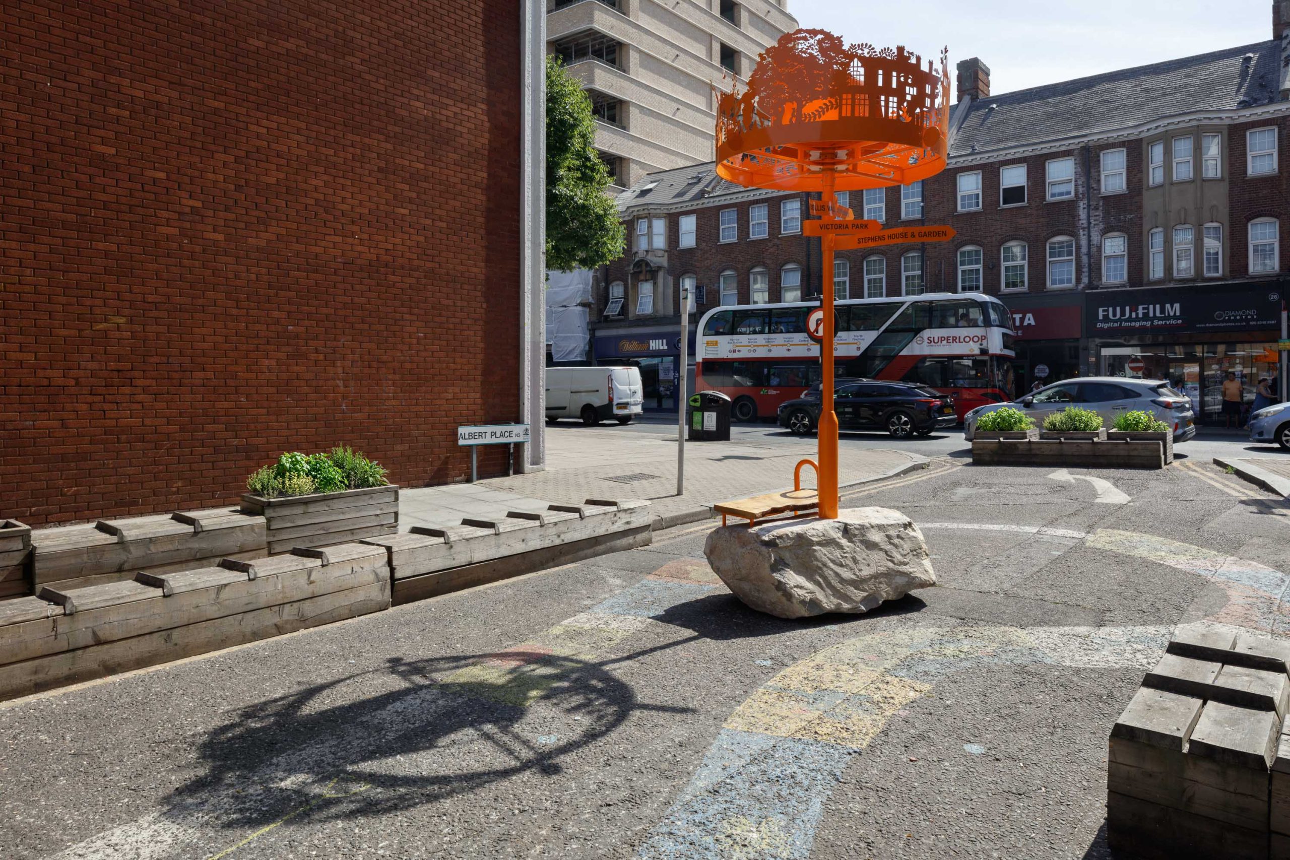 Barnet"Waylamps"灯柱雕塑点亮街区遗产